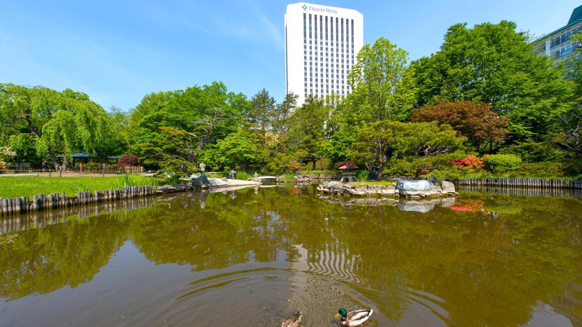 Premier Hotel Nakajima Park Sapporo Exterior foto The duck pond at the center of the park
